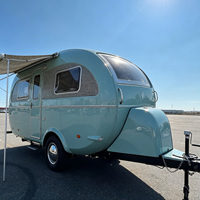 Caravane de style rétro avec cuisine compacte complète et extérieur personnalisé, caravane remorquable à coque arrondie lisse pour les voyages en camping
