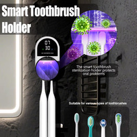 Stérilisateur de brosses à dents mural UVC en gros avec horloge LED, capteur de mouvement et chargement USB Type C pour la maison, l'hôtel, la salle de bain (OEM)