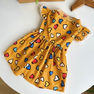 Une robe jaune avec un imprimé cœur coloré et des manches courtes à volants, adaptée aux chats et aux chiens, et pouvant être portée toute l'année. - Product Image 3