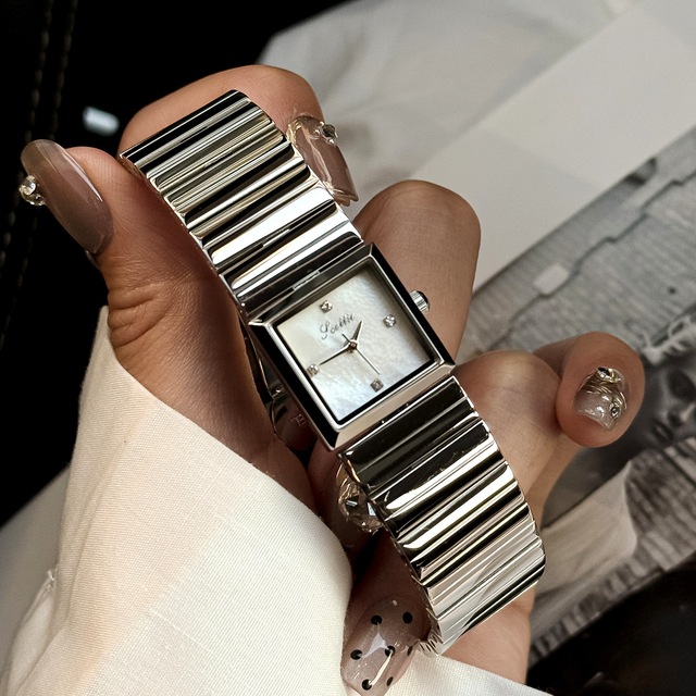 Women's Luxury Quartz Sapphire Crystal Water Resistant Wristwatch Stainless Steel Band Alloy Pointer