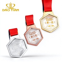Médaille de finisseur de course sportive en alliage de zinc avec incrustation de cristal, finition plaquée or rose bronze, conception personnalisée du fabricant, avec ruban