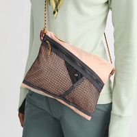 Sacoche Urbaine Moderne Tendance pour l'Extérieur, Pochette Bandoulière en Polyester avec Logo Personnalisé, Poche Avant en Maille, Légère, Promotionnelle