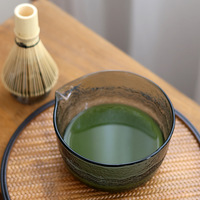 Nouvel ensemble de cérémonie du thé Newell : Fouet, Bol Chawan en verre texturé noir fait main avec bec verseur, Fouet en bambou et Support pour bol à Matcha