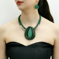 Parure de bijoux ethniques faits à la main, collier pendentif en résine style plage du Moyen-Orient, boucles d'oreilles pendantes en alliage d'aluminium torsadé pour femme