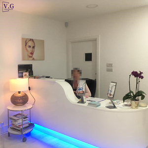 高品质白色柯瑞安石制成的现代沙龙接待台，配有定制发光标志 - Product Image 2