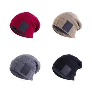 Gorro de malha de acrílico unisex com logotipo de remendo de couro personalizado para inverno quente chapéu de pilha