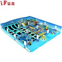 Centre commercial, aire de jeux pour enfants, piscine à balles souples, parc de trampoline avec cocotier, mur d'escalade