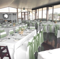 Ceintures de chaise vert sauge avec nœud papillon en satin prêt à l'emploi pour la décoration de l'hôtel de fête d'événement de mariage