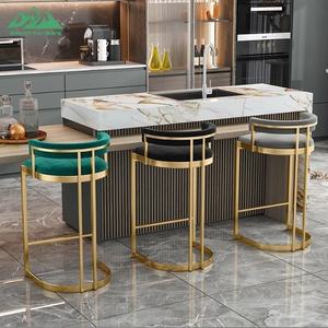 كراسي بار ذهبية فاخرة وعصرية من وايون، مجموعة من كرسيين بجلد أسود، ارتفاع المقعد 30 بوصة، مناسبة للحانات - Product Image 1