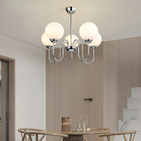 Lustre moderne avec une finition en laiton élégante et un éclairage doux et diffus pour les salons, les salles à manger et plus encore