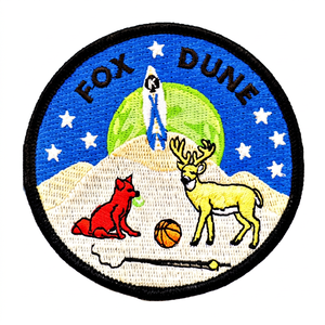 Parche Circular Tejido Fox Dune con Diseño Bordado de Zorro, Ciervo, Baloncesto y Cohete en Escena Desértica para Coser - Product Image 1