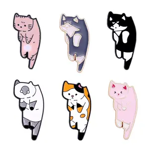 Yaratıcı çanta giyim aksesuarları karikatür sevimli asılı renk kedi emaye Pin Custom Made yaka iğneler şapka Pin