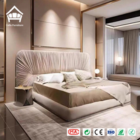 Lit King Size en Tissu Rembourré de Design Italien de Luxe, Mobilier Moderne pour Chambre Parentale avec Tête de Lit Plissée pour Projet Hôtelier ou Villa