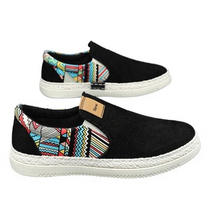 Chaussures décontractées en toile pour hommes OEM, doublure en maille souple, semelle extérieure en PVC, motif imprimé, chaussures de marche et de course tendance printemps-été - Product Image 3