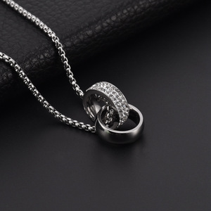 Collana da uomo hip-hop trendy con ciondolo geometrico a doppio anello intrecciato in acciaio inossidabile, catena lunga per maglione - Product Image 3