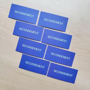 Étiquettes suspendues en papier bleu foncé personnalisées, logo blanc imprimé, forme rectangulaire, pour vêtements, étiquettes de marque pour vêtements. - Product Image 2