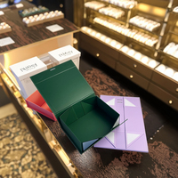 Boîte cadeau en carton rigide magnétique avec logo personnalisé, laminage mat, gaufrage, doublure en éponge, fermeture à ruban