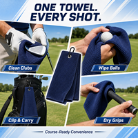 Serviette de golf avec boucle de suspension en silicone flexible pour un fixation sécurisée sur les chariots et les sacs de golf.