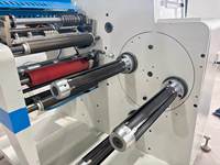 Machine à découper de haute qualité à structure compacte, machine à découper les rouleaux de papier et de film de haute précision pour les petites usines