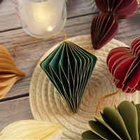 Lanternes en papier nid d'abeille de luxe personnalisées en gros, décorations suspendues pliables à bords scintillants 3D pour le Nouvel An, les fêtes et la maison