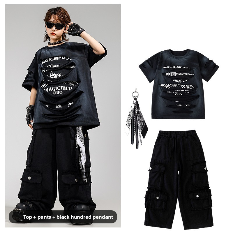 Costume noir + pendentif noir et blanc