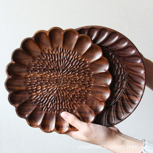 Bandeja de madera de nogal negro hecha a mano con diseño de cola de fénix y flor de Brahma para servir bocadillos y frutos secos. - Product Image 1