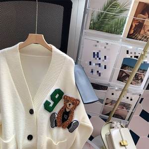 2024 Herbst- und Winterkollektion: Heiß Begehrter Hochwertiger V-Ausschnitt Langarm Lockerer Strickcardigan für Damen mit Cartoon Bär und Knopfdesign - Product Image 3