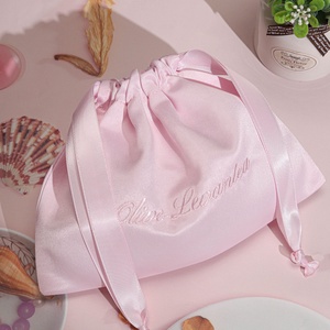 Pochette en satin rose épais de luxe avec cordon de serrage pour rangement de cosmétiques et maquillage, personnalisable avec logo imprimé, idéale pour emballage cadeau de produits capillaires, pochette anti-poussière en soie satinée - Product Image 1