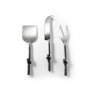 Ensemble de vaisselle en acier inoxydable argenté ensemble de fromage ensemble de trancheuses à fromage décoratives à poignée forgée de noeud noir moyen - Product Image 4