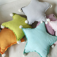 Coussin en lin pour l'exportation européenne et américaine, oreiller triangulaire nordique fait main avec pompons et étoile unie