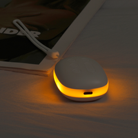 Mini machine à bruit blanc avec 24 sons relaxants intégrés, veilleuse LED RGB, alimentée par piles, aide au sommeil portable, commande par bouton