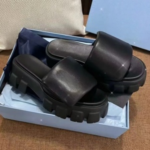 Pantuflas de cuero de diseño, gruesas, transpirables, suaves, zapatos de mujer para verano, playa, estilo casual para caminar, sandalias antideslizantes. - Product Image 1