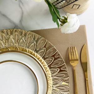 Assiettes de présentation dorées en plastique de 13 pouces, style vintage et luxueux, pour décoration de mariage - Product Image 3
