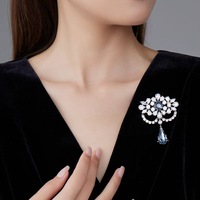 Broche rétro en alliage ajouré à motif floral pour femme, avec pendentif goutte d'eau étincelant, accessoire de costume