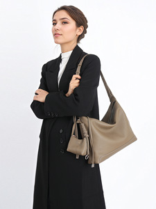 Bolso de piel de vaca suave con asa para el hombro, un bolso cruzado retro y sencillo de gran capacidad para mujer - Product Image 3