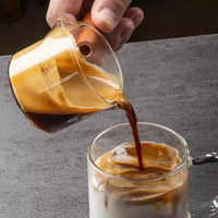 Pot à lait en verre borosilicate à double bec soufflé à la main avec manche en bois essentiel pour la préparation du café
