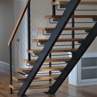 Escalier droit décoratif à double poutre avec garde-corps en câble et marches en chêne