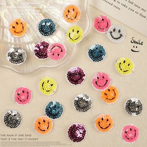 Mini Patch Brodé Scintillant et Coloré de 2 cm à Thermocoller, Motif Visage Souriant Mignon, pour Décoration de Vêtements, Chaussures et Chapeaux - Product Image 1