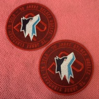 Badges brodés 3D en sergé thermocollant en forme de bouclier, patchs logo brodés auto-adhésifs en tissu personnalisés en usine