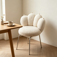 Fauteuil de détente ergonomique moderne inclinable en fausse fourrure de mouton avec design patte de chat, pieds en bois, couleur crème, pour appartement/hôtel