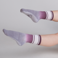 Chaussettes de yoga antidérapantes pour femmes, à rayures dégradées violettes, avec logo personnalisé, idéales pour le yoga, le Reformer et le fitness, mi-mollet