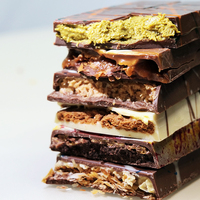 Chocolat en Gros au Katayef et Pistache de Dubaï OEM, Barre de Chocolat au Beurre de Cacao Végétal avec Garniture Kunafa en Vrac