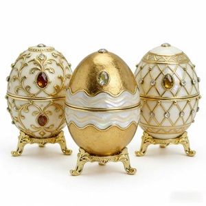 Vente en gros usine : Boîte à bijoux œuf Fabergé en métal plaqué or, ornée de strass colorés, figurine mascotte de Pâques, exquise et élégante - Product Image 1