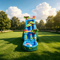Toboggan aquatique gonflable géant avec piscine, doté d'une arche arc-en-ciel et de palmiers, idéal pour les fêtes de plage dans la cour.