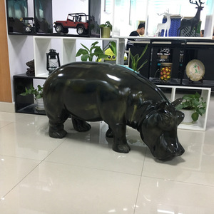 Sculpture en résine d'hippopotame, décoration d'animal contemporaine à poser au sol en extérieur, fabriquée à Huizhou - Product Image 1
