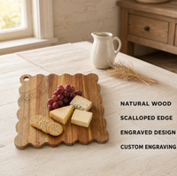 Tabla de cortar de madera de acacia con borde festoneado y patrón grabado para servir queso y charcutería