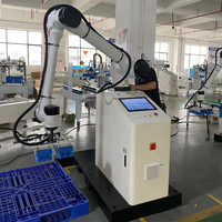 Robot collaboratif automatique, palettiseur robotique, bras de cobot, automatisation de la palettisation et de l'empilage pour les boîtes et les cartons avec pince