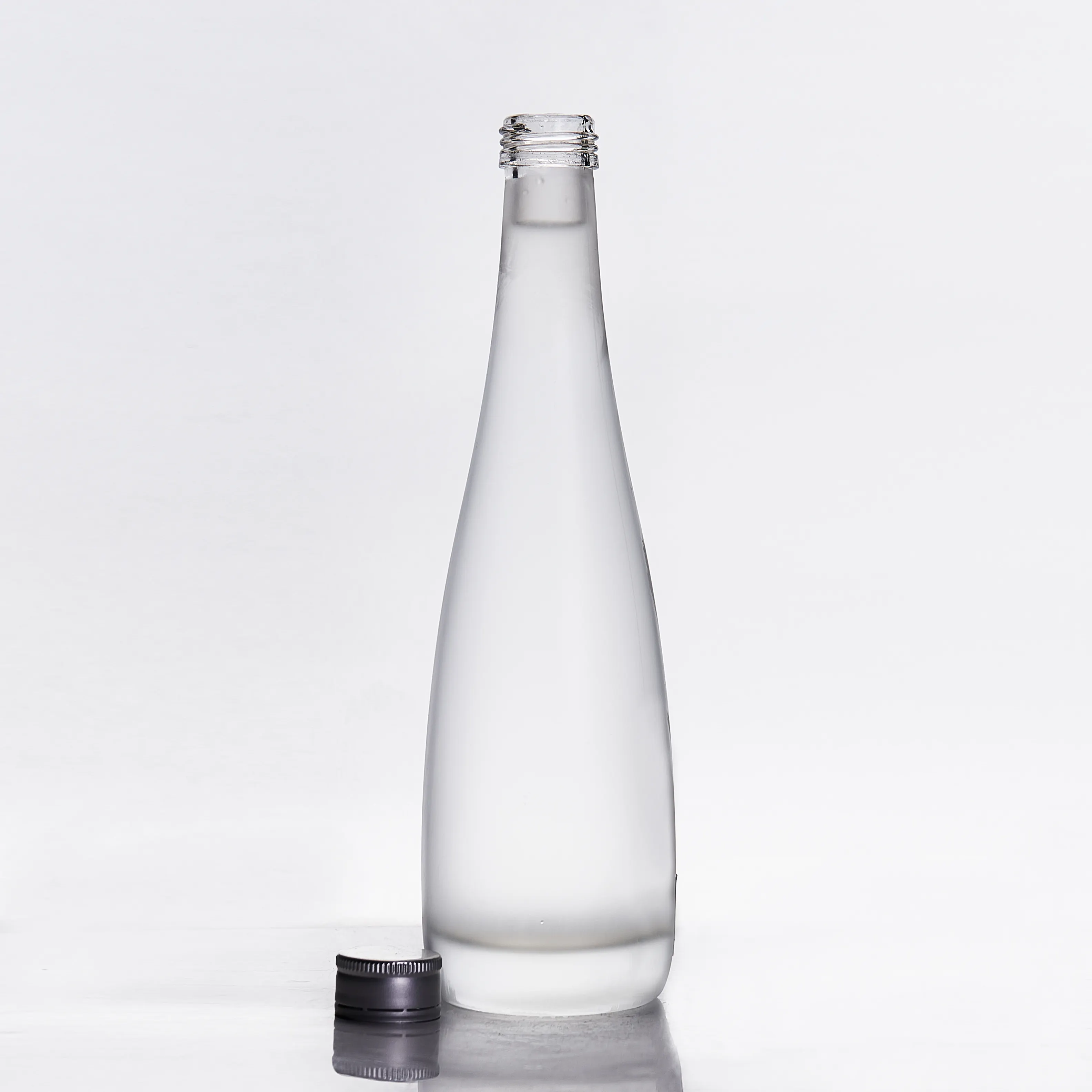 Kunden spezifisches Design 500ml 750ml Matti erte klare runde Form Hoch weißes Glas material Schnaps Weinflasche mit Holz korken