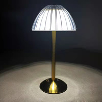 Lampe de table décorative de luxe moderne en verre cristal avec base en métal en forme de parapluie, rechargeable pour chambre à coucher et salle à manger