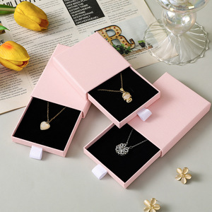 Caja de Joyería Rectangular Rosa Personalizada EVERWIN RT-31 con Forro de Esponja y Bolsa de Regalo con Relieve para Collares - Product Image 3